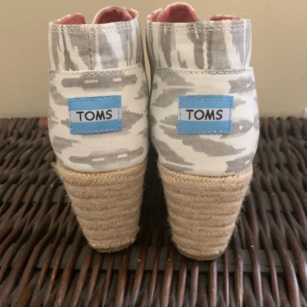 Tom Tom Wedge Tan, Grey, & White With Blue Accent Tie Heels- Size 7-SassyCute!